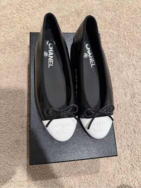 CHANEL Black and White Leather Cap-Toe Bow Ballet Flats
